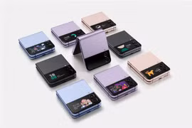 Điện thoại thông minh dạng gập Galaxy Z Flip4 của Samsung được giới thiệu tại sự kiện ở New York, Mỹ ngày 10/8/2022. (Ảnh: Yonhap/TTXVN)