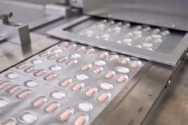 Paxlovid - một loại thuốc điều trị COVID-19 do hãng Pfizer sản xuất. (Ảnh: AFP/TTXVN) 