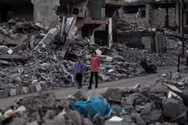Các em nhỏ tại Deir al-Balah, Dải Gaza. (Ảnh: THX/TTXVN)