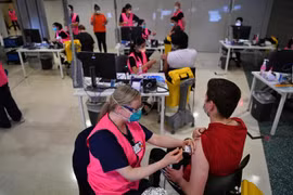 Tiêm chủng vaccine ngừa COVID-19 cho sinh viên tại Sydney, Australia. (Ảnh: AFP/TTXVN) 