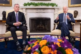 Tổng thống Mỹ Joe Biden (phải) và Chủ tịch Hạ viện Kevin McCarthy trong cuộc đàm phán về trần nợ công, ở Nhà Trắng, Washington, DC., ngày 22/5/2023. (Ảnh: AFP/TTXVN)