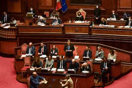Thủ tướng Italy Mario Draghi (giữa) phát biểu tại một phiên họp của Thượng viện ở Rome. (Ảnh: AFP/TTXVN) 