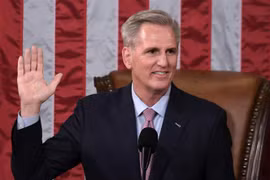 Tân Chủ tịch Hạ viện Mỹ Kevin McCarthy tuyên thệ nhậm chức tại Quốc hội Mỹ ở Washington DC., ngày 7/1/2023. (Ảnh: AFP/TTXVN) 