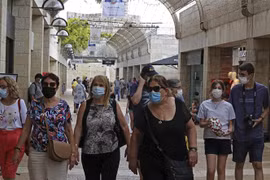Người dân Israel đeo khẩu trang phòng dịch COVID-19 tại Jerusalem ngày 11/8/2021. (Ảnh: AFP/TTXVN) 