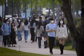 Người dân đeo khẩu trang phòng dịch COVID-19 tại Seoul, Hàn Quốc ngày 11/5/2020. (Nguồn: AFP/TTXVN) 