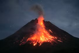 Núi lửa Merapi ở Sleman, tỉnh Yogyakarta, Indonesia phun trào nham thạch. (Ảnh: AFP/TTXVN)