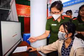 Người dân Cần Thơ được hướng dẫn tạo tài khoản dịch vụ công để sử dụng các dịch vụ công trực tuyến trên Cổng dịch vụ công Quốc gia và Cổng dịch vụ công Bộ Công an. (Ảnh: TTXVN phát)