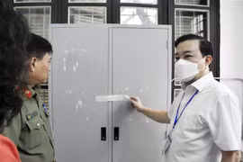 Phó Chủ tịch Ủy ban Nhân dân thành phố Chử Xuân Dũng, kiểm tra tủ đựng đề thi của điểm thi Trường Trung học phổ thông Phan Đình Phùng (quận Ba Đình, Hà Nội). (Ảnh: Nguyễn Cúc/TTXVN) 
