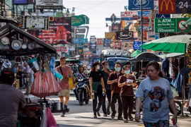 Người dân mua sắm tại một khu chợ ở Bangkok, Thái Lan ngày 6/3/2020. (Nguồn: AFP/TTXVN) 