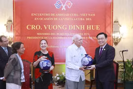 Chủ tịch Quốc hội Vương Đình Huệ tặng quà lưu niệm Hội hữu nghị Cuba-Việt Nam. (Ảnh: Doãn Tấn/TTXVN)