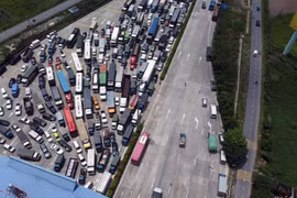 Hình ảnh ôtô xếp hàng dài cả km tại cửa ngõ phía Nam Thủ đô