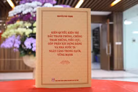 Cuốn sách "Kiên quyết, kiên trì đấu tranh phòng, chống tham nhũng, tiêu cực, góp phần xây dựng Đảng và Nhà nước ta ngày càng trong sạch, vững mạnh" của Tổng Bí thư Nguyễn Phú Trọng. (Nguồn: Nhà xuất bản Chính trị quốc gia Sự thật)
