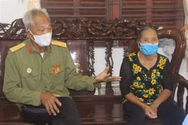 Vợ chồng ông Khang, bà Cườm ở xã Hạ Long, huyện Vân Đồn, phấn khởi khi được Đảng, Nhà nước chăm lo chu đáo đến người có công. (Ảnh: Thanh Vân/TTXVN) 