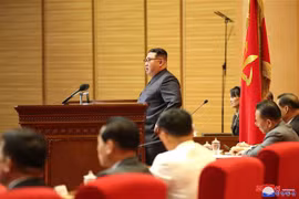 Nhà lãnh đạo Triều Tiên Kim Jong-un phát biểu tại một cuộc họp ở Bình Nhưỡng. (Ảnh: KCNA/TTXVN)