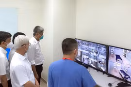 Lãnh đạo tỉnh Bình Dương thăm Bệnh viện dã chiến hồi sức cấp cứu. (Ảnh: TTXVN phát) 