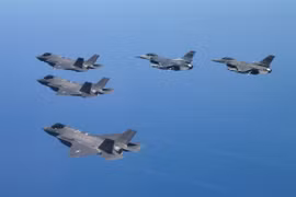 Chiến đấu cơ tàng hình F-35A của Hàn Quốc và tiêm kích F-16 của Mỹ tham gia tập trận không quân Buddy Squadron tại Cheongju, ngày 28/7/2023. (Ảnh: YONHAP/TTXVN)