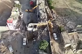 Nhà tù bị phá hủy sau cuộc không kích tại tỉnh Saada, miền Bắc Yemen, ngày 21/1/2022. (Ảnh: AFP/TTXVN) 