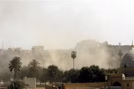Khói bốc lên sau một vụ tấn công tại Baghdad, Iraq. (Ảnh: AFP/TTXVN) 