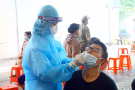 Nghệ An: Lấy mẫu xét nghiệm người dân khu vực có bệnh nhân COVID-19