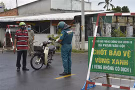 Các lực lượng quân sự xã Phạm Văn Cội, huyện Củ Chi, Thành phố Hồ Chí Minh làm nhiệm vụ ở chốt đường liên xã Bùi Thị Điệp 501. (Ảnh: Diệp Trương/TTXVN) 