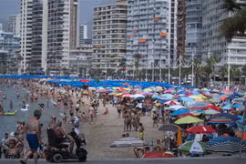 Khách du lịch tại bãi biển ở Benidorm, Tây Ban Nha. (Ảnh: AFP/TTXVN) 