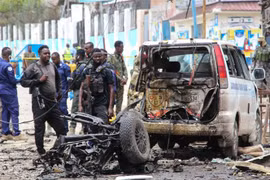Lực lượng an ninh gác tại hiện trường vụ đánh bom liều chết ở Mogadishu, Somalia, ngày 25/9/2021. (Ảnh: AFP/TTXVN) 