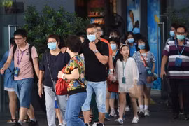 Khách du lịch đeo khẩu trang để phòng tránh lây nhiễm virus corona tại Manila, Philippines, ngày 29/1/2020. (Nguồn: AFP/ TTXVN) 