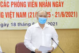 Chánh Văn phòng, Người phát ngôn Bộ Nội vụ báo cáo tại buổi họp báo. (Ảnh: Nguyễn Điệp/TTXVN) 
