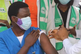Nhân viên y tế tiêm vaccine ngừa COVID-19 tại bệnh viện ở Abuja, Nigeria ngày 5/3/2021. (Ảnh: THX/TTXVN) 