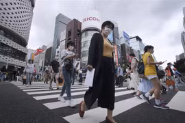 Người dân di chuyển trên đường phố tại Tokyo, Nhật Bản, ngày 25/7/2020. (Nguồn: AFP/TTXVN) 