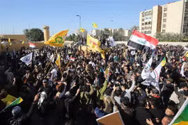 Người biểu tình tập trung bên ngoài Đại sứ quán Mỹ ở thủ đô Baghdad, Iraq ngày 31/12/2019. (Nguồn: AFP/TTXVN) 