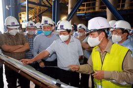 Phó Thủ tướng Lê Văn Thành nghe Trưởng Ban Quản lý dự án báo cáo tình hình thi công. (Nguồn: baochinhphu.vn) 