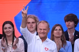 Thủ tướng Ba Lan Donald Tusk (giữa) mừng chiến thắng trong cuộc bầu cử Nghị viện châu Âu (EP) tại trụ sở đảng Liên minh Dân sự (KO) ở Warsaw ngày 9/6/2024. (Ảnh: AFP/TTXVN)