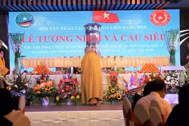 Nghi thức cầu siêu cho các anh hùng liệt sỹ. (Ảnh: Phương Hoa/TTXVN)