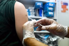 Tiêm vaccine ngừa bệnh đậu mùa khỉ tại Lile, Pháp, ngày 10/8/2022. (Ảnh: AFP/TTXVN) 