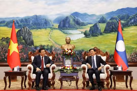 Tổng Bí thư, Chủ tịch nước Thongloun Sisoulith tiếp Giám đốc Học viện Chính trị quốc gia Hồ Chí Minh Nguyễn Xuân Thắng. (Ảnh: Phạm Kiên/TTXVN)