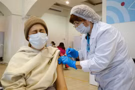 Nhân viên y tế tiêm vaccine phòng COVID-19 cho người dân tại Moskva, Nga, ngày 4/11/2021. (Ảnh: THX/TTXVN) 