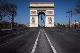 Cảnh vắng vẻ tại Paris, Pháp khi các biện pháp hạn chế phòng dịch COVID-19 được thực thi. (Nguồn: AFP/TTXVN) 