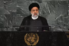 Tổng thống Iran Ebrahim Raisi phát biểu tại Khóa 77 Đại hội đồng LHQ ở New York, Mỹ ngày 21/9/2022. (Ảnh: AFP/TTXVN) 