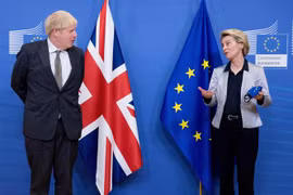 Chủ tịch Ủy ban châu Âu (EC) Ursula von der Leyen (phải) và Thủ tướng Anh Boris Johnson trong cuộc gặp tại Brussels, Bỉ, ngày 9/12/2020. (Nguồn: THX/TTXVN) 