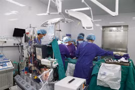 Phẫu thuật ghép tim cho bệnh nhân tại bệnh viện Hữu nghị Việt Đức. (Nguồn: TTXVN phát)