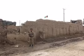 Lực lượng an ninh Afghanistan gác tại một điểm kiểm soát ở Kunduz, ngày 2/2/2021. (Nguồn: THX/TTXVN) 