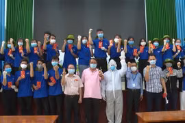 Ông Nguyễn Hoàng Thao, Chủ tịch Ủy ban Nhân dân tỉnh Bình Dương, giao lưu, cổ vũ với các bạn sinh viên, tình nguyện viên. (Ảnh: Huyền Trang/TTXVN) 