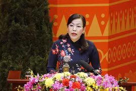 Đồng chí Nguyễn Thanh Hải, Ủy viên Đoàn Thư ký Đại hội đọc danh sách các chính Đảng, tổ chức và bạn bè quốc tế gửi thư, điện chúc mừng Đại hội XIII của Đảng. (Nguồn: TTXVN) 