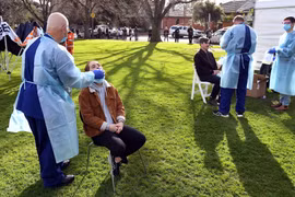 Nhân viên y tế lấy mẫu dịch xét nghiệm COVID-19 cho người dân tại thành phố Melbourne, bang Victoria, Australia ngày 2/7/2020. (Nguồn: AFP/TTXVN)