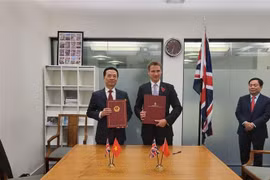 Bộ trưởng Nguyễn Mạnh Hùng và Bộ trưởng Chris Philp tại Lễ ký Ý định thư về hợp tác trong lĩnh vực kinh tế số và chuyển đổi số giữa Bộ Thông tin và Truyền thông Việt Nam và Bộ Số, Văn hóa, Truyền thông và Thể thao Vương quốc Anh. (Ảnh: TTXVN)
