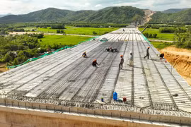 Thi công cầu Kỳ Lộ trên tuyến cao tốc Quy Nhơn-Chí Thạnh, đoạn qua xã An Định, huyện Tuy An, tỉnh Phú Yên. (Ảnh: Vũ Sinh/TTXVN)