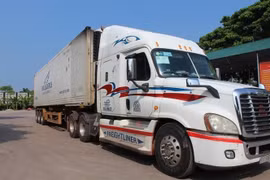 Phương tiện vận tải hàng hóa ra vào khu vực cửa khẩu Móng Cái. (Ảnh: TTXVN phát) 