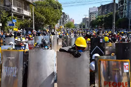 Người biểu tình tập trung tại thành phố Yangon, Myanmar ngày 8/3/2021. (Nguồn: AFP/TTXVN) 