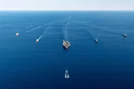 Các tàu hải quân bao gồm cả tàu sân bay USS Ronald Reagan tham gia cuộc tập trận chung Mỹ-Nhật-Hàn ở vùng biển phía Đông bán đảo Triều Tiên ngày 30/9/2022. (Ảnh: Yonhap/TTXVN)